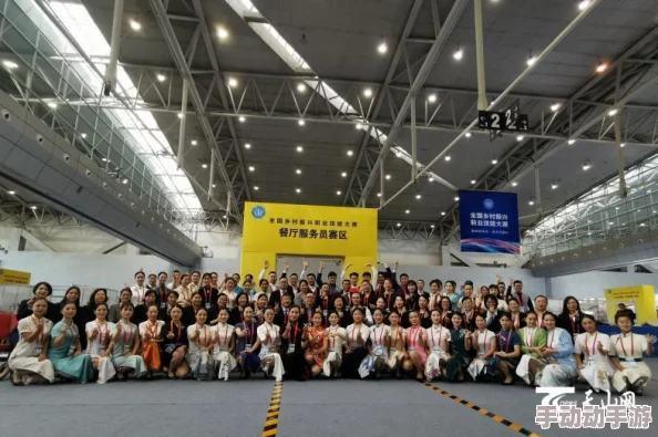 描写进入的那一刻感受男生的心情：他内心的紧张与期待交织，仿佛时间在这一瞬间凝固