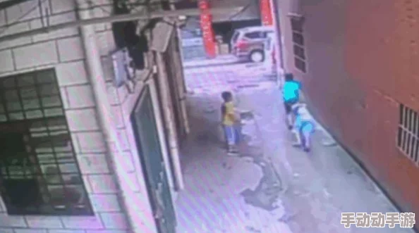 巷子里被后入＊l，惊现神秘人物引发热议，目击者称现场气氛异常紧张！