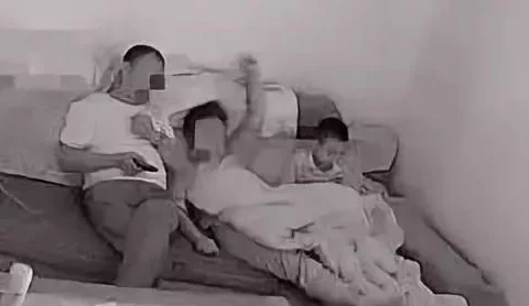 女上男下疯狂吃奶动态图视频引发网友热议，许多人表示这种内容过于露骨，不适合公开传播