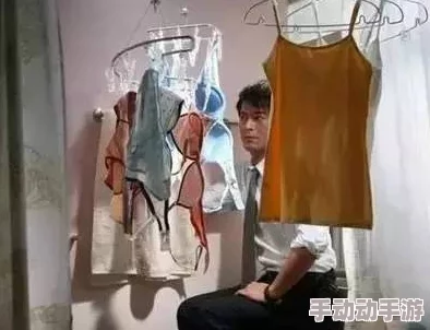 亲嘴脱内衣内裤摸屁股视频引发热议，网友纷纷讨论其背后的社会影响与道德观念的碰撞