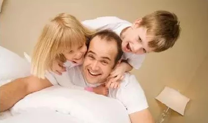 欧美老少配孩交：跨国家庭的新生活方式