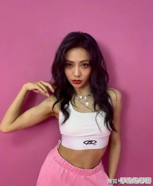 小嫩模无套内谢第一次小说：她的成长与蜕变，背后隐藏着怎样不为人知的故事？