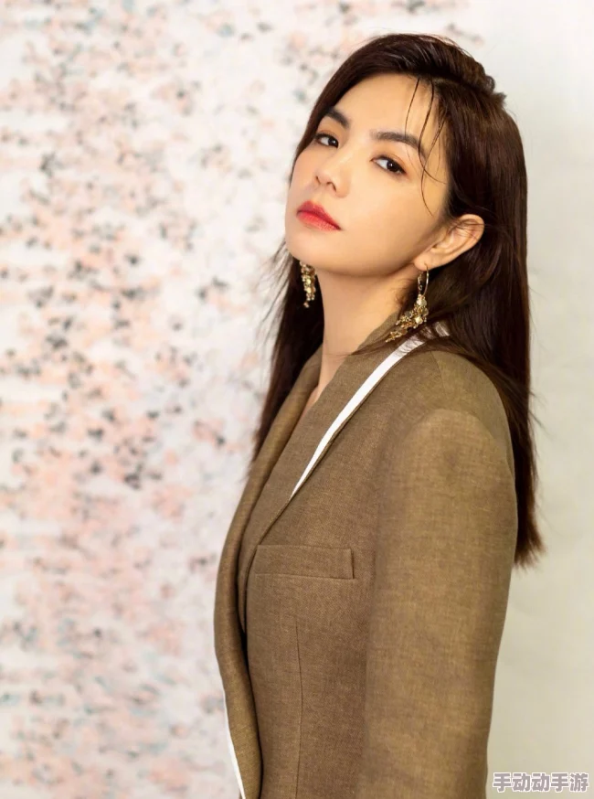 小嫩模无套内谢第一次小说：她的成长与蜕变，背后隐藏着怎样不为人知的故事？