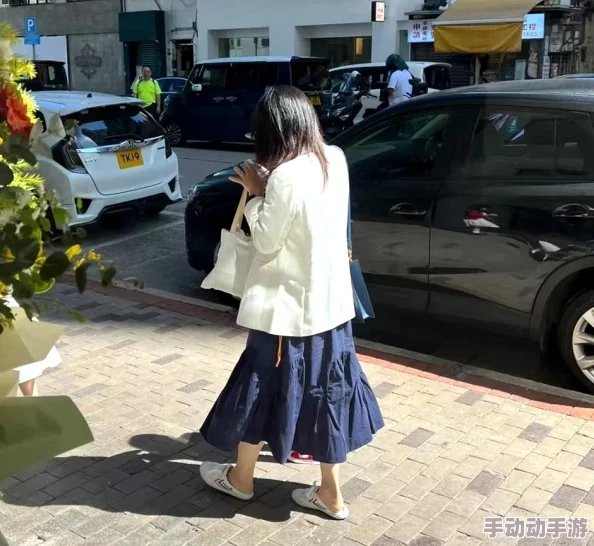 肉色丝袜好紧我要进去了，近日网络热议引发关注，相关话题在社交平台上持续升温，引发众多网友讨论