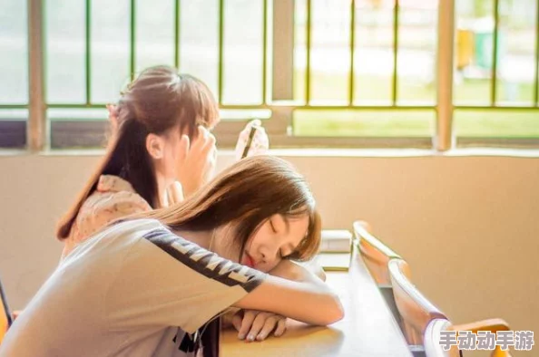 同桌捏我胸和下面我很爽，最近在校园里引发了不少讨论，大家对这种行为的看法各不相同