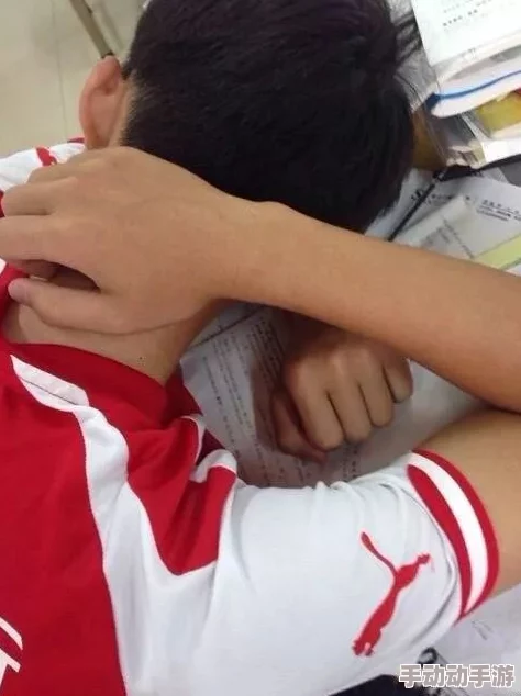 同桌捏我胸和下面我很爽，最近在校园里引发了不少讨论，大家对这种行为的看法各不相同