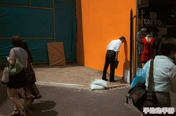 日本厕所偷拍视频引发社会关注，相关部门加强公共场所监控与隐私保护措施，呼吁公众提高警惕