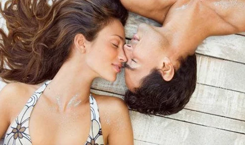 gogo人体双人男女做爰69，网友们对此话题的看法各异，有人认为这是艺术表现，也有人觉得过于露骨