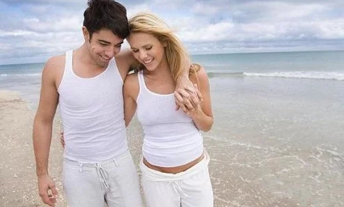 gogo人体双人男女做爰69，网友们对此话题的看法各异，有人认为这是艺术表现，也有人觉得过于露骨