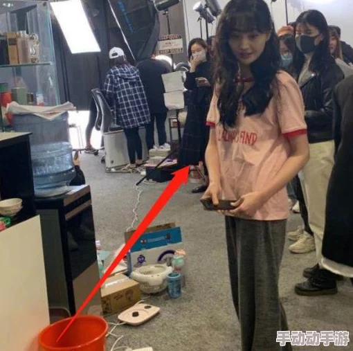 91盗摄海角社区偷拍视频曝光，震惊网友！隐私被侵犯，谁在背后操控这一切？