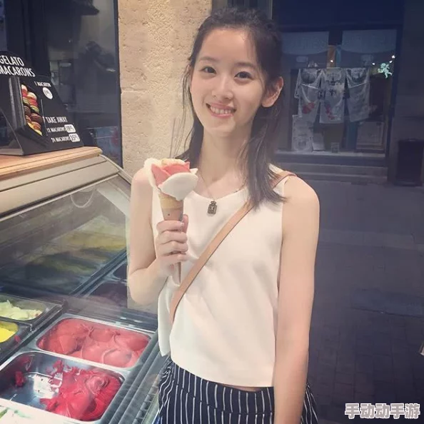 美女啊啊啊啊啊啊：近日，社交媒体上流传出一组新照片，引发网友热议，大家纷纷点赞评论，讨论她的时尚穿搭和魅力