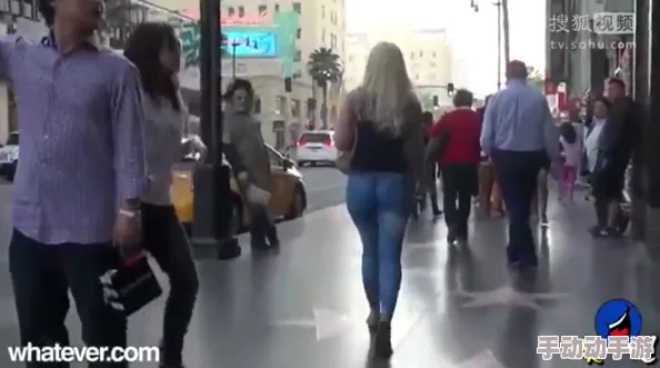 美女脱个精光露屁股的视频引发热议，网友们纷纷评论，讨论视频内容及其背后的社会现象