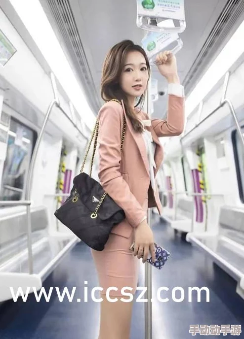 揉搓双乳情趣内衣play，许多网友认为这种玩法既刺激又能增进情侣间的亲密感，但也有人觉得过于露骨