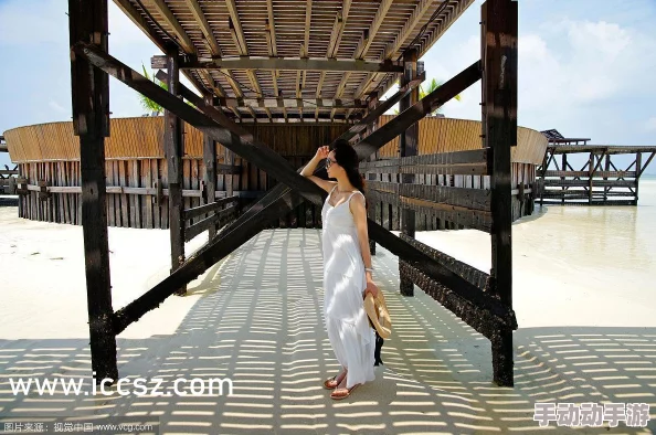 揉搓双乳情趣内衣play，许多网友认为这种玩法既刺激又能增进情侣间的亲密感，但也有人觉得过于露骨