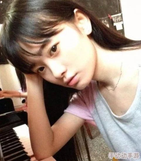 美女脱一光二净18以上视频引发网友热议，许多人对内容表示关注，同时也有不少人提出了对其合法性和道德性的质疑