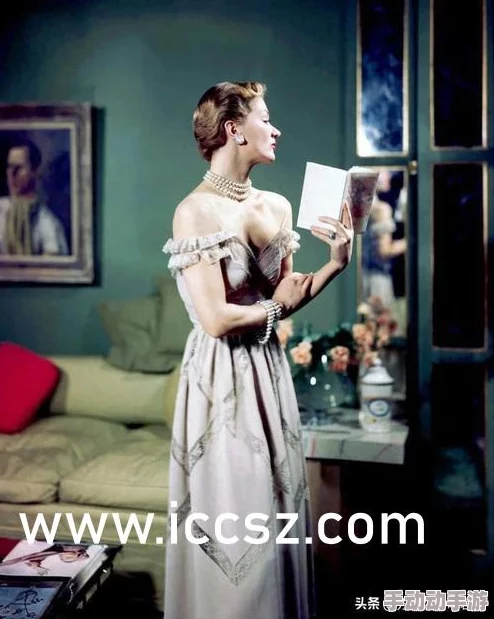 同桌扒下我的内衣摸了一节课，这种行为太过分了，侵犯了个人隐私和尊严，应该受到谴责和制止