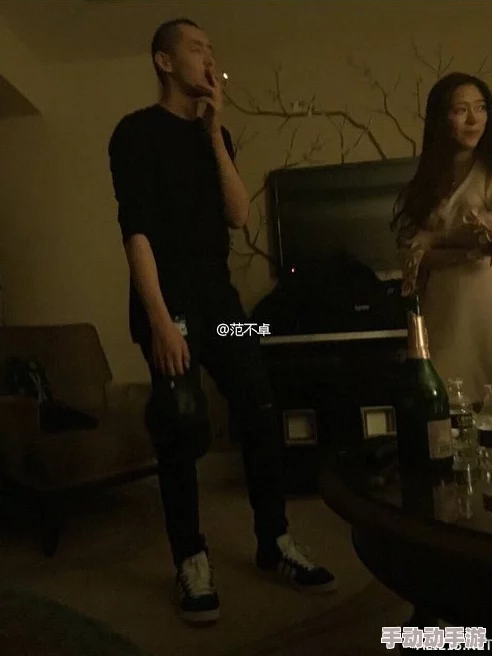 极品嫩模约炮，豪华酒店内激情四射，众多男士争相追逐，现场火爆场面令人瞩目！