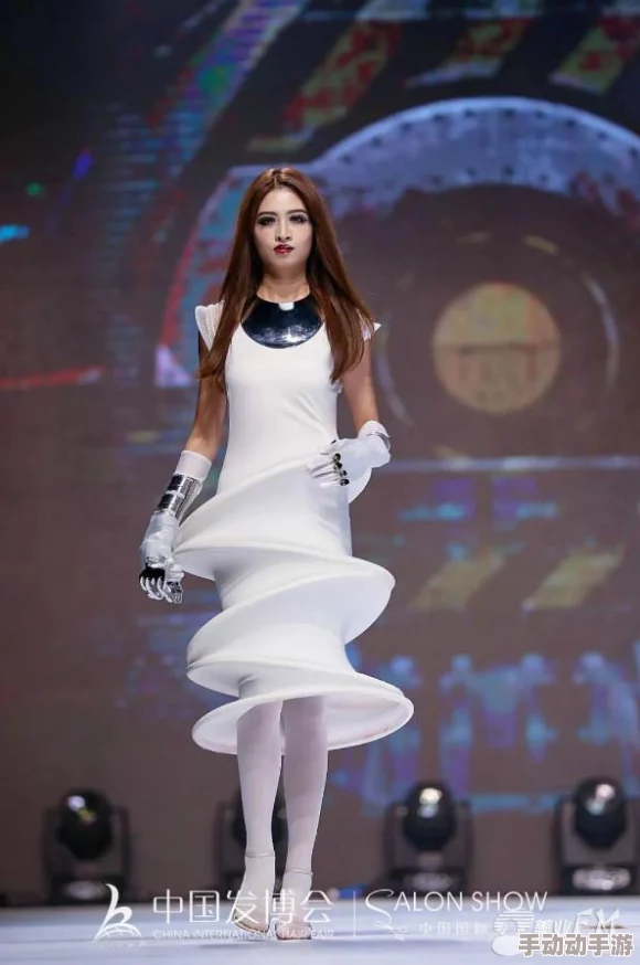 藤白桃羽：新一代时尚潮流引领者，颠覆传统美学的设计理念震撼发布！