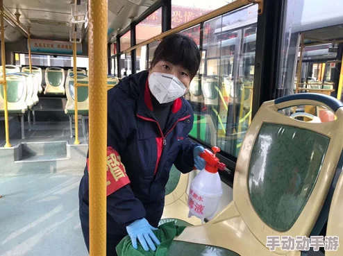 公交车猛烈进出婷婷老师，网友纷纷表示这种行为不可接受，应该加强对公共交通的管理与监督