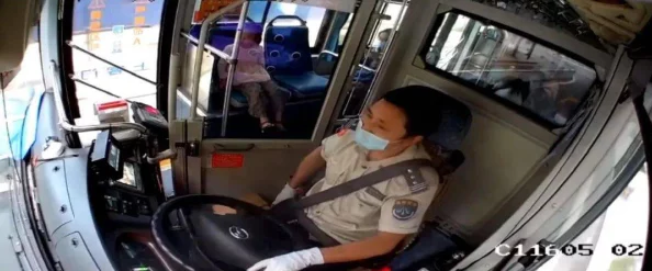 公交车猛烈进出婷婷老师，网友纷纷表示这种行为不可接受，应该加强对公共交通的管理与监督