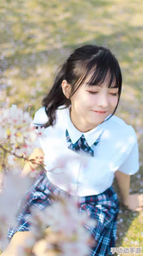 清纯唯美一二区jk：最新动态展示了年轻女孩们的时尚穿搭与青春活力，展现出独特的校园风格与清新气息