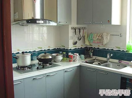 公和我在厨房猛烈进出视频引发热议,网友们纷纷表示对这种内容的看法不一,有人觉得过于露骨,也有人认为是生活的一部分 公和我在厨房猛烈进出视频引发热议,网友们纷纷表示对这种内容的看法不一,有人觉得过于露骨,也有人认为是生活的一部分