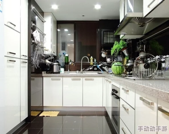 公和我在厨房猛烈进出视频引发热议,网友们纷纷表示对这种内容的看法不一,有人觉得过于露骨,也有人认为是生活的一部分 公和我在厨房猛烈进出视频引发热议,网友们纷纷表示对这种内容的看法不一,有人觉得过于露骨,也有人认为是生活的一部分