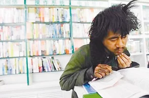 张婉莹自己拿着根笔,创作新作品引发网友热议,展现出独特的艺术风格与个人魅力! 张婉莹自己拿着根笔,创作新作品引发网友热议,展现出独特的艺术风格与个人魅力!