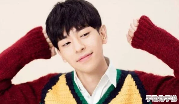 张婉莹自己拿着根笔,创作新作品引发网友热议,展现出独特的艺术风格与个人魅力! 张婉莹自己拿着根笔,创作新作品引发网友热议,展现出独特的艺术风格与个人魅力!