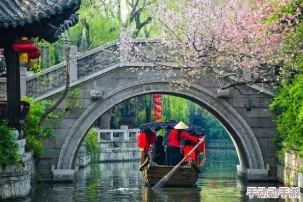 中に突然の大雨一雨宿，游客们纷纷寻找避雨场所，街头瞬间变成水乡景象引发热议