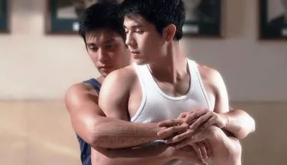 Gay搓澡工偷拍勃起事件引发社会热议，探讨隐私权与性取向的交织影响及其法律后果