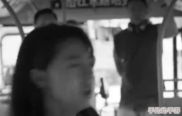 在公交车里摸老师下面，网友纷纷表示震惊与不满，认为这种行为极其不妥，应该受到严厉谴责