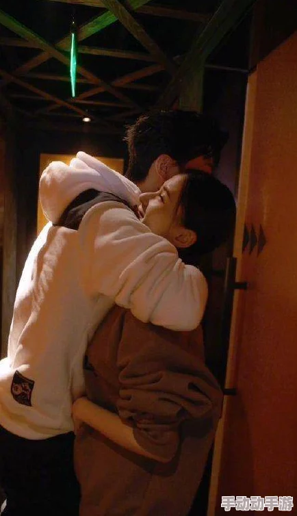 清风阁爱爱：神秘情侣夜探古楼，惊现浪漫密会现场引发热议！