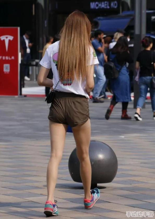 国产丝袜美女福利视频：最新动态分享，带你领略时尚与美丽的完美结合，尽享视觉盛宴