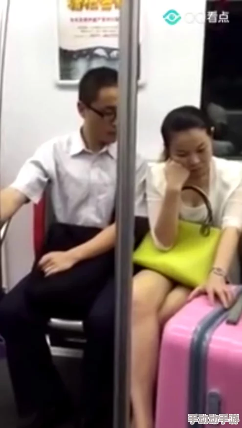 不让我穿衣服随时吃奶，很多网友认为这种行为过于夸张，不符合社会常规，应该尊重个人隐私和公共场合的礼仪