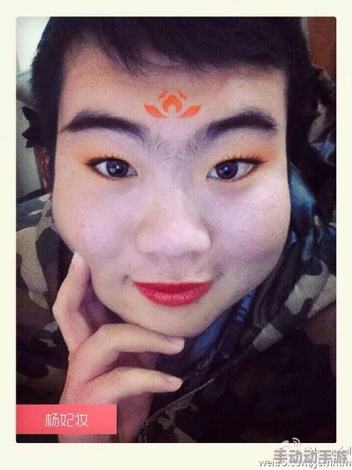 Gay被猛男cao精品宏，最新动态：这场激情碰撞引发了网友热议，讨论不断升级，成为社交媒体的焦点话题