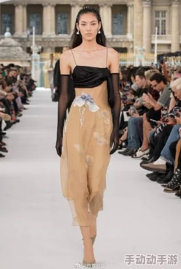 国模浓密大尺度：最新动态揭示时尚界新趋势，模特们展现出更加多样化的身材与风格，引领潮流