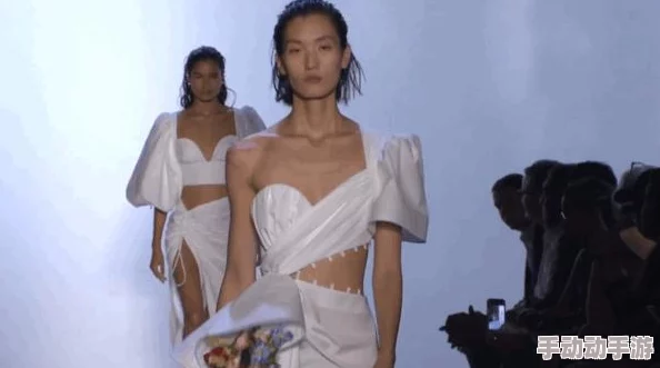 国模浓密大尺度：最新动态揭示时尚界新趋势，模特们展现出更加多样化的身材与风格，引领潮流