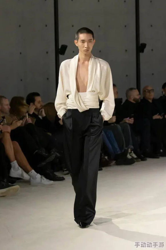 国模浓密大尺度：最新动态揭示时尚界新趋势，模特们展现出更加多样化的身材与风格，引领潮流