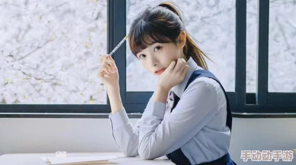 摸同桌校花腿直流水小说最新进展：故事情节逐渐深入，角色关系愈发复杂，引发读者热议与期待