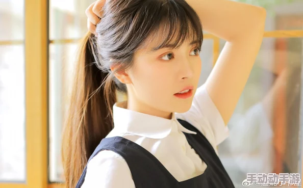 摸同桌校花腿直流水小说最新进展：故事情节逐渐深入，角色关系愈发复杂，引发读者热议与期待