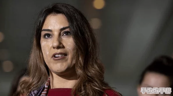 久久伊人色：震惊！知名影星被曝卷入丑闻，背后真相令人难以置信，引发网友热议与讨论！