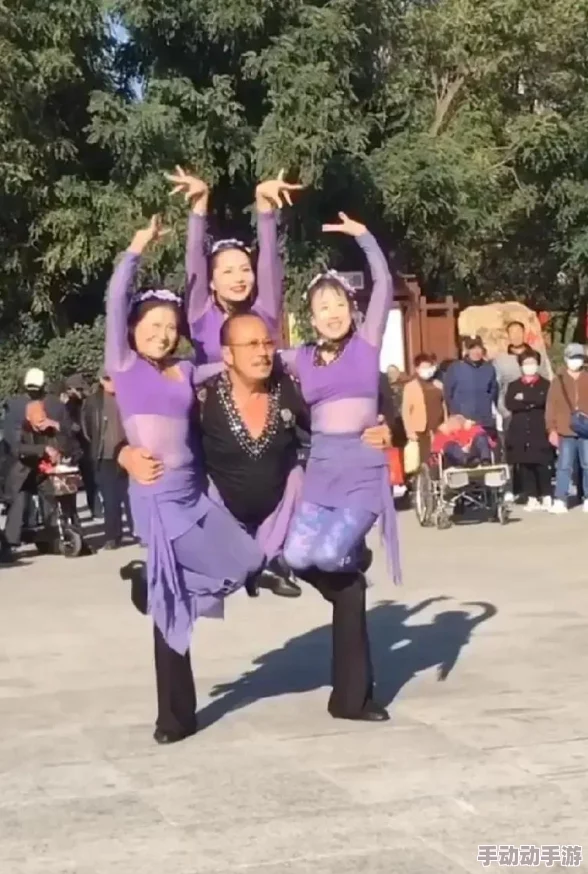 58岁沈阳老阿姨叫的没谁了，街头热舞引围观，网友直呼“太有魅力！”