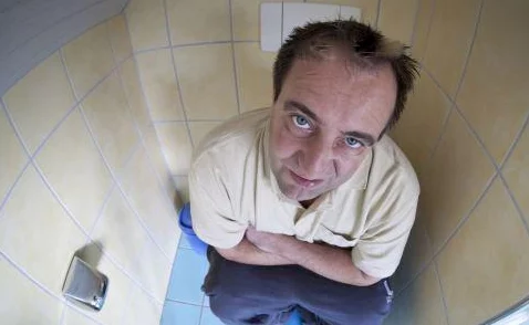 狂揉美女胸60分钟，网友纷纷表示这种行为不尊重女性，应该加强对性别平等和个人边界的教育