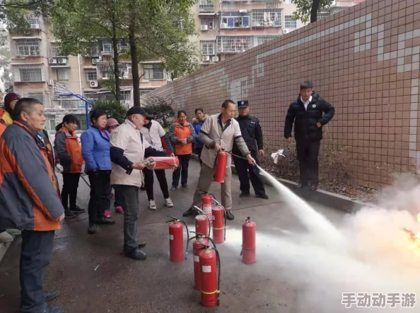 电梯内性行为视频引发社会热议，警方介入调查并加强公共场所监控措施以维护公共秩序