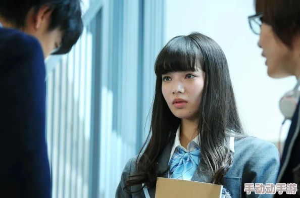 侵犯高傲女教师希崎电影最新进展：案件调查深入，相关人员被拘留，影片下架引发广泛讨论与关注