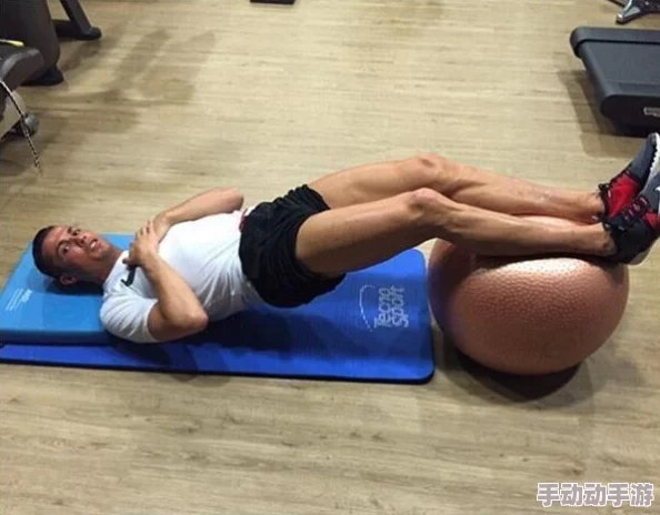 美女脱了内裤打开腿让男人图片，近日在社交媒体上引发热议，许多网友对此表达了不同的看法和评论