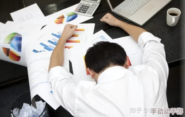 公司老板要求真空上班，员工反应不一，部分人表示支持，认为能提高工作效率与专注度