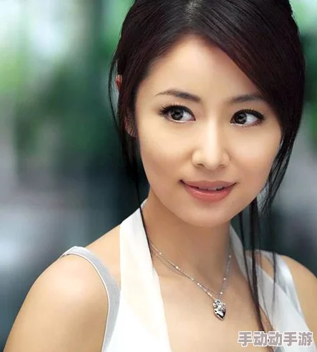 巨胸大罩杯艳妇小说：许多网友认为这类作品过于低俗，缺乏深度，但也有人觉得它们满足了特定读者的需求