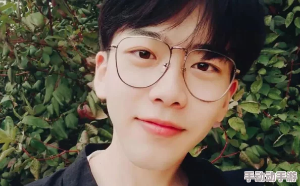 “今天吕红一开门就看见刘海，意外惊喜揭示生活细节的温馨瞬间”